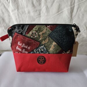 Kulturtasche NiMoNa "Cursed Cover"