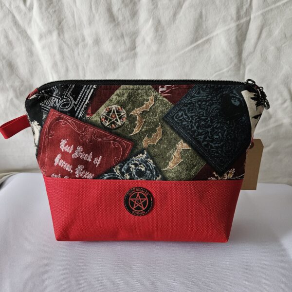 Kulturtasche NiMoNa "Cursed Cover"