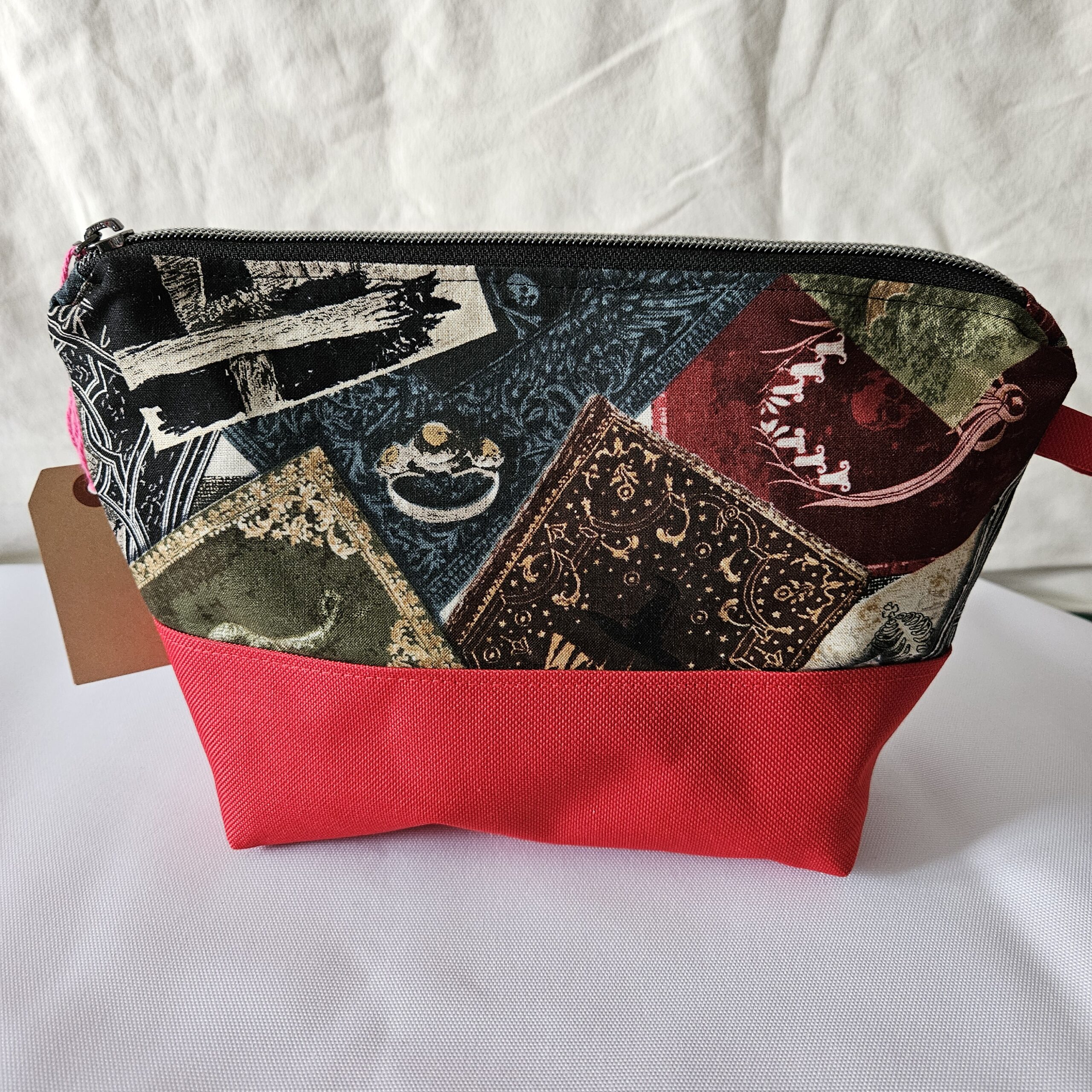 Kulturtasche NiMoNa "Cursed Cover" – Bild 4