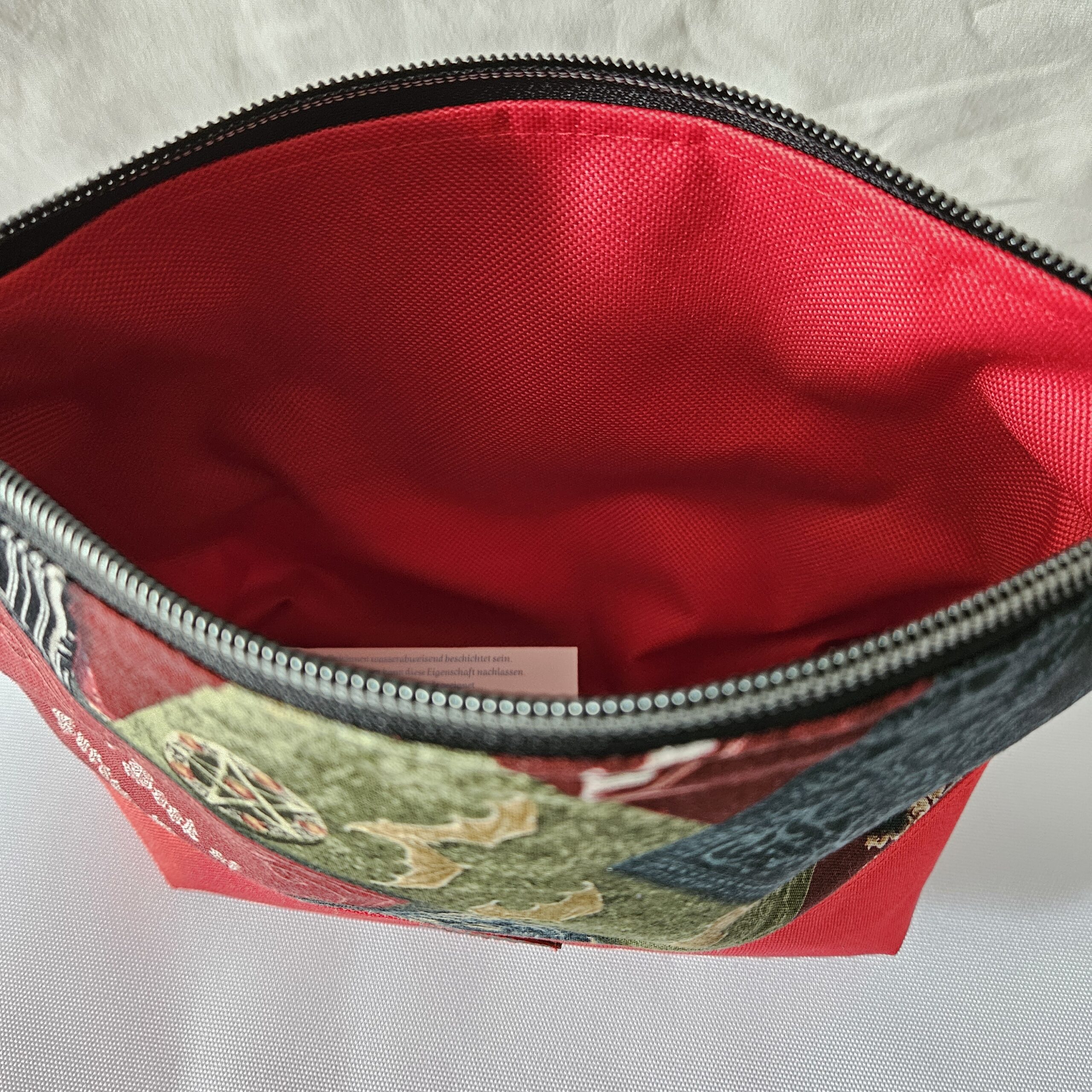 Kulturtasche NiMoNa "Cursed Cover" – Bild 3